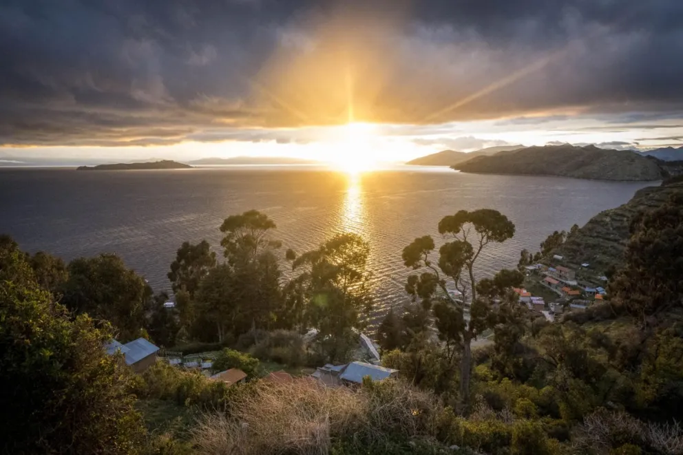 Fotografía de archivo de un amanecer en la Isla del Sol, en el lago Titicaca. Foto: EFE
