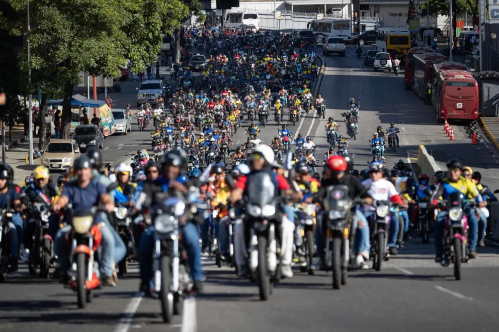 Motociclistas participan en una caravana chavista en respaldo al presidente de Venezuela, Nicolás Maduro, este miércoles 8 de enero en Caracas. Foto: EFE