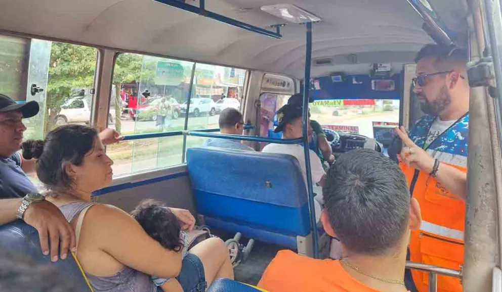 Un funcionario edil verifica que no se cobre más de Bs 2. Foto: El Día