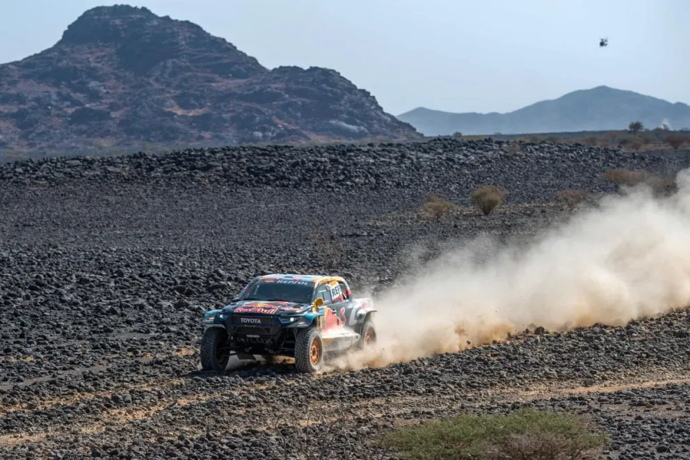Quinteros va a toda velocidad durante una etapa del Dakar. Foto: EFE.