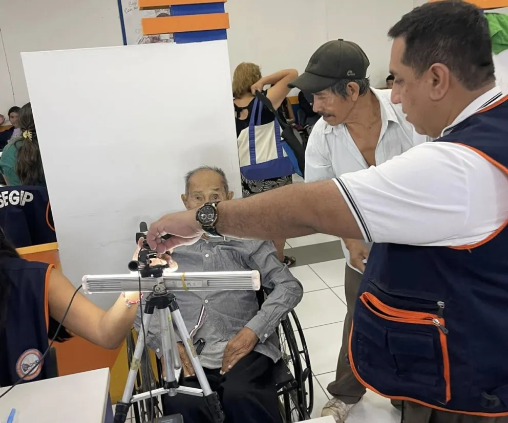 Una persona renueva su cédula en el Segip (Imagen referencial). Foto: Facebok de Alpacino Mojica 