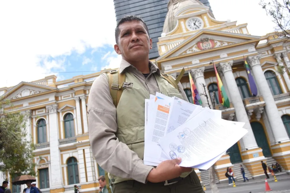 La nota de la Federación Internacional de Guardaparques fue entregada, este jueves, en Plaza Murillo, por Marcos Uzquiano Howard. Foto: APG