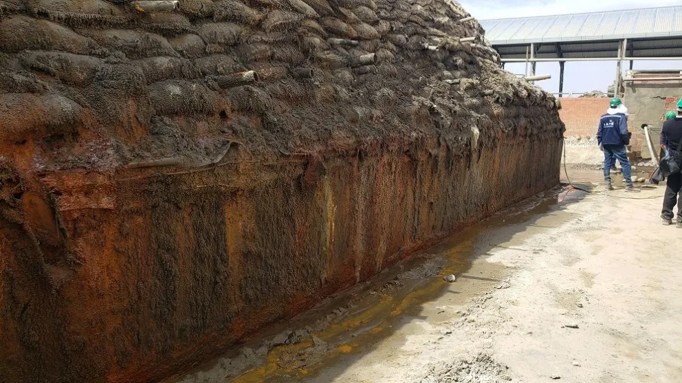 La Gobernación niega que las filtraciones en pozas se sedimentación en Viacha generen contaminación a las fuentes de agua. Foto: Carlos Quisbert