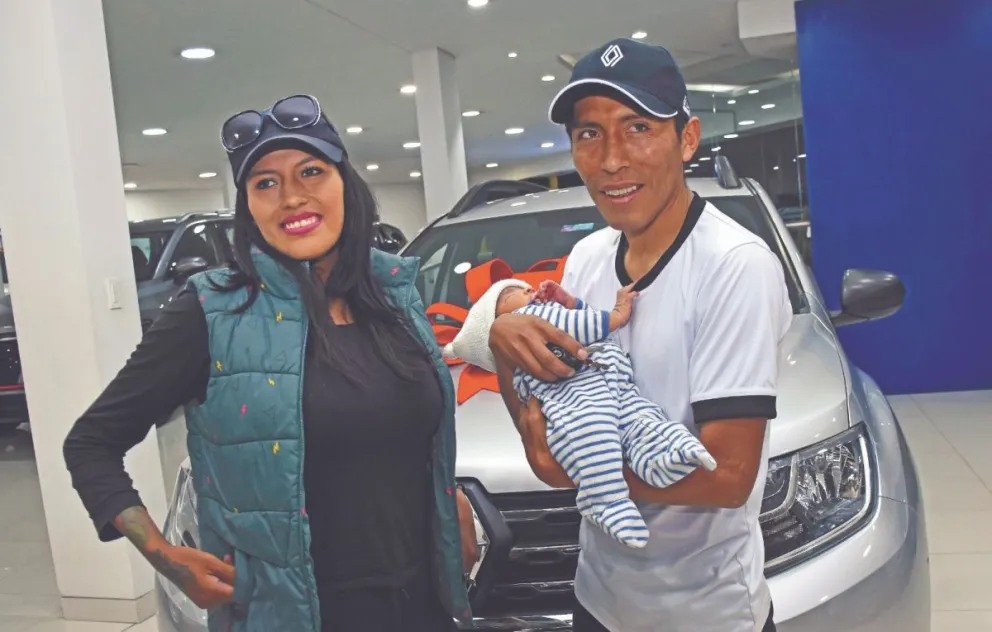 Héctor sostiene a su pequeño hijo, junto a su esposa Esmeralda. Foto: APG.