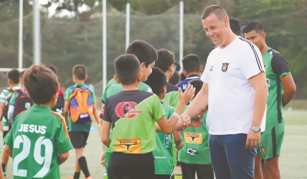 Jordi Molá saluda a los niños que son parte del proyecto Bolivia 2022. Foto: Bolivia 2022.