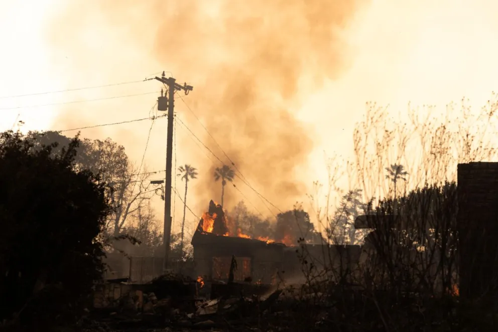 Fotografía de una casa en llamas en Altadena, California (Estados Unidos). Foto: EFE