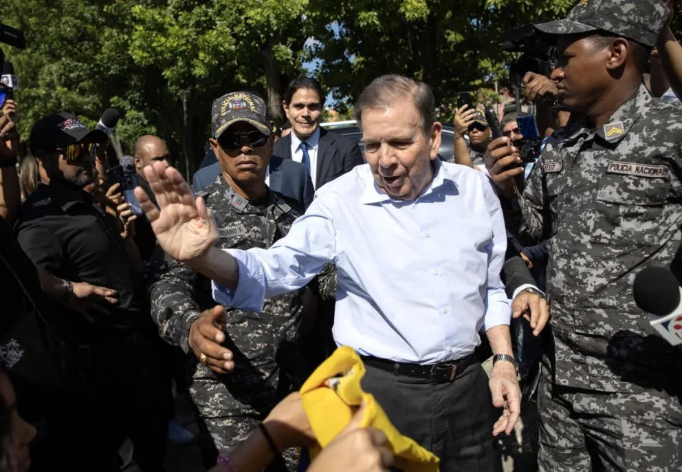 El opositor venezolano Edmundo González Urrutia (c) saluda durante un acto este 9 de enero de 2025, en Santo Domingo (R. Dominicana). Foto: EFE