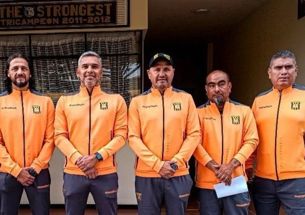 Paz García (centro) y sus colaboradores con quienes dirigirá el inicio a la pretemporada del Tigre. Foto: The Strongest.

