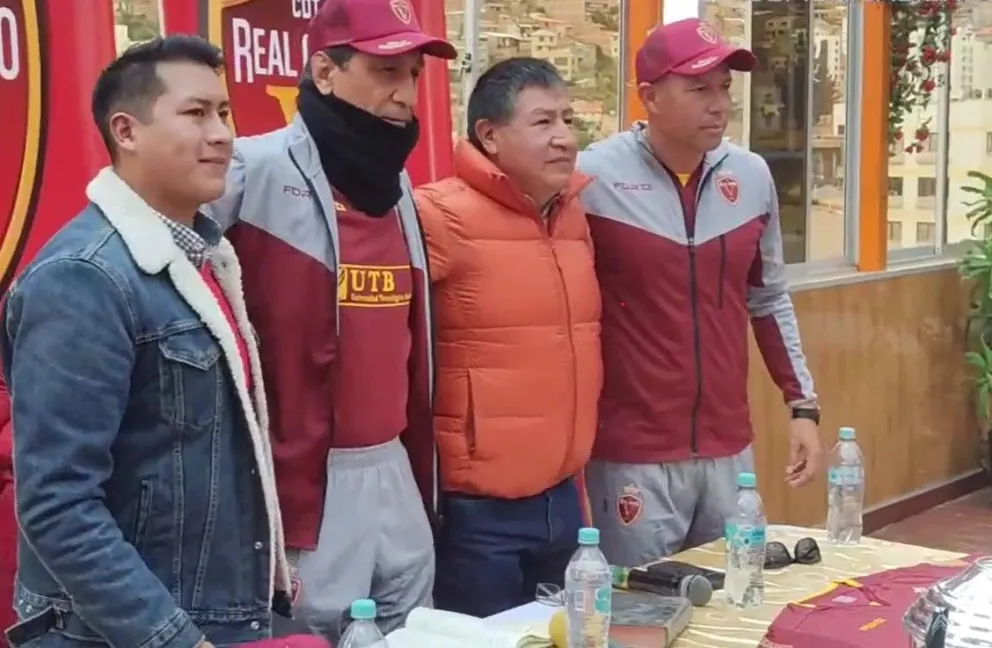 la Presentación de Alberto Illanes, al medio, junto al presidente de Totora Real Oruro (de naranja). Foto: Sports 360
