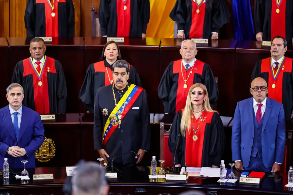 Maduro tras recibir la banda presidencial del presidente la Asamblea Nacional, este viernes. Foto: EFE