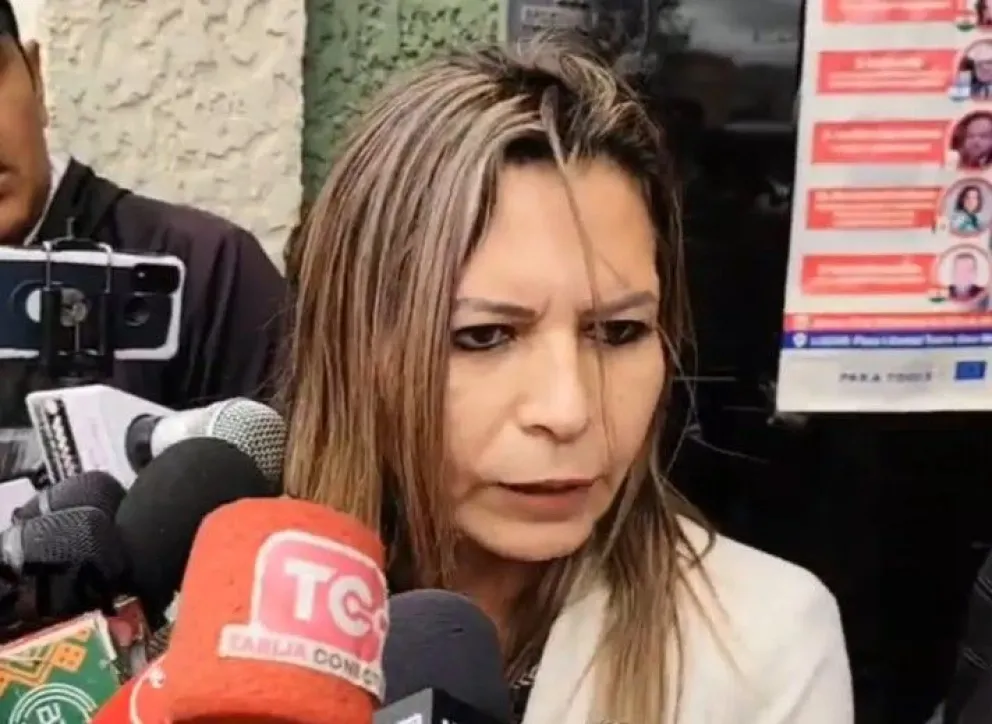 La fiscal departamental de Tarija, Sandra Gutiérrez, declara a los periodistas. Foto: Voz de Tarija