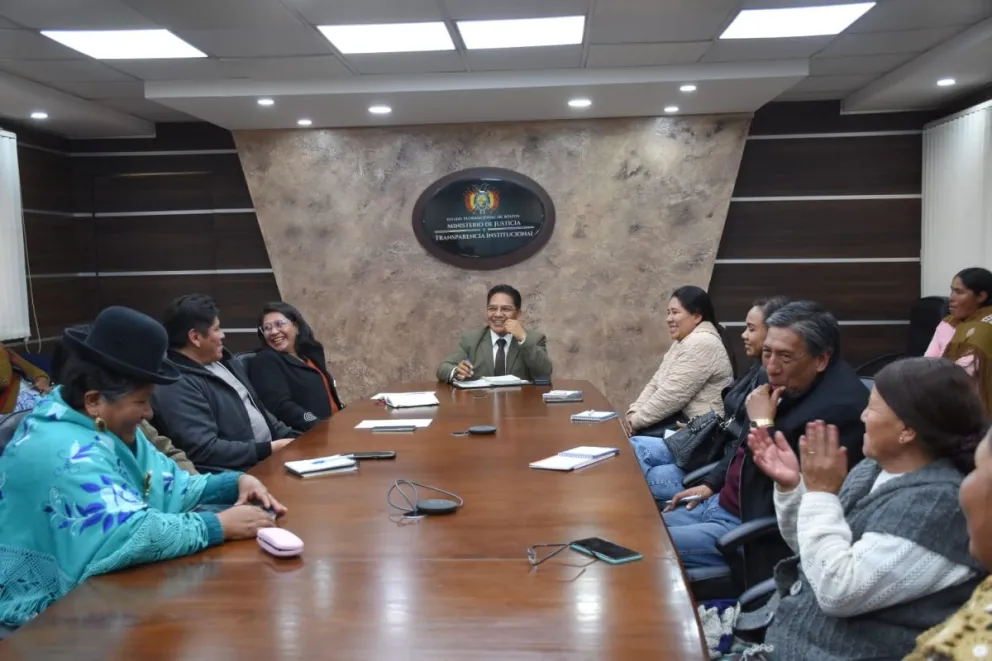 El viceministro de Defensa del Usuario y Consumidor, Jorge Silva, reunido con los gremiales. Foto: APG