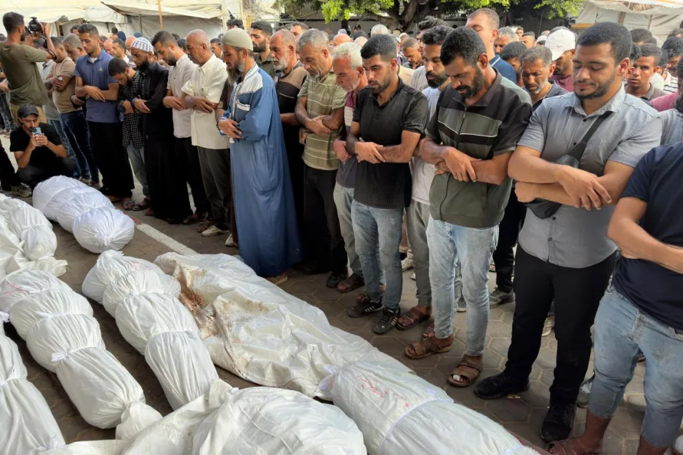 Cadáveres de una misma familia homenajeados en Zawayda, en el centro de Gaza, en agosto de 2024. Foto: EFE