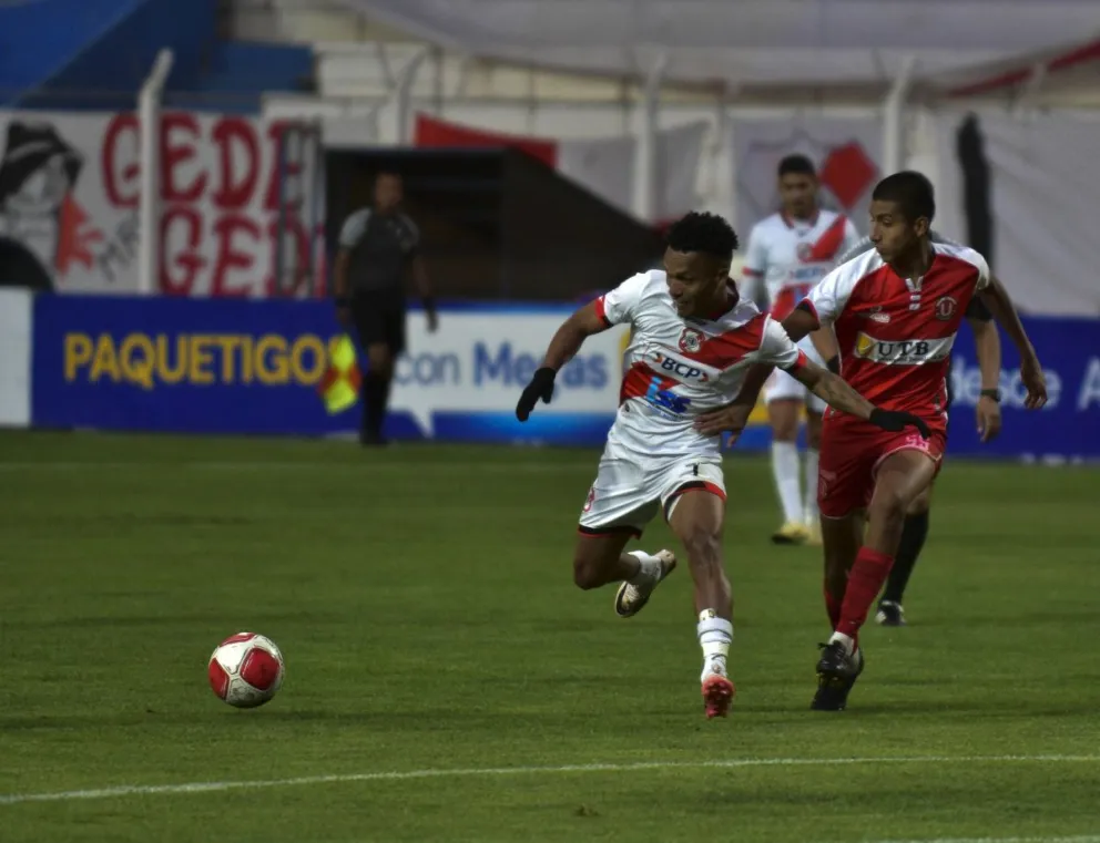 Incidencia entre Nacional (de blanco) y Universitario por el torneo boliviano. Foto: Archivo APG.