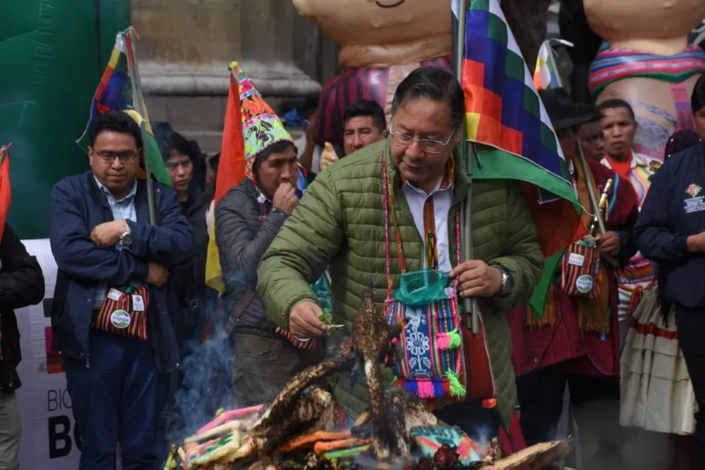 El presidente Luis Arce enciende la mesa para la Pachamama. Foto: APG