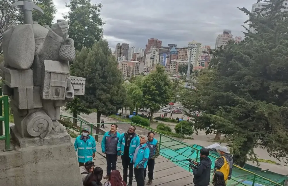 Autoridades del Gobierno Municipal de La Paz inspeccionan el campo ferial en el Parque Urbano Central. Foto: AMUN