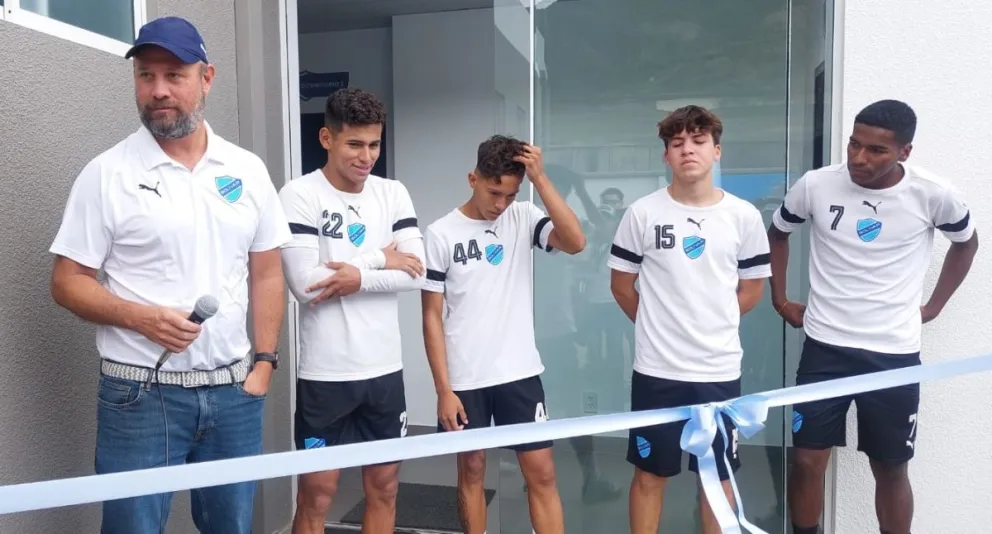 Valdivia (izq.) junto a  jóvenes jugadores. Foto: Sports 360.