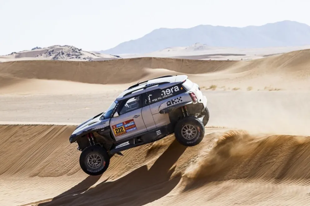 De Mevius conduce su vehículo en la carrera. Foto: Rally Dakar.