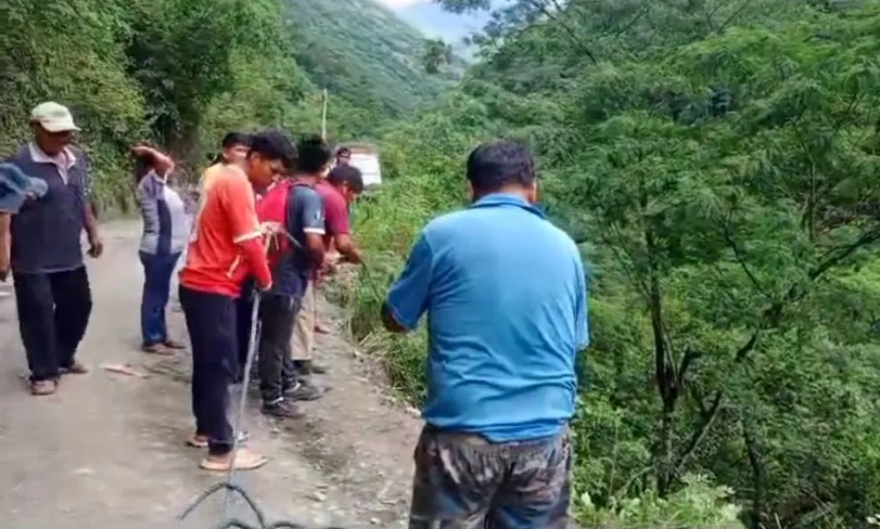 La gente ayuda a buscar a los desaparecidos. Foto: captura radio FMBolivia