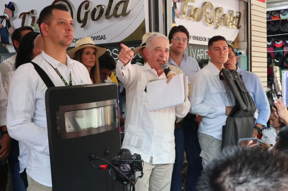 El expresidente de Colombia Álvaro Uribe habla este sábado durante una concentración en Cúcuta. Foto: EFE