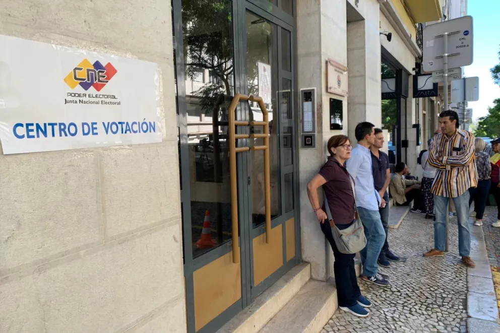 Un grupo de ciudadanos venezolanos a las afueras del Consulado de Venezuela en Lisboa. Foto: EFE (archivo)