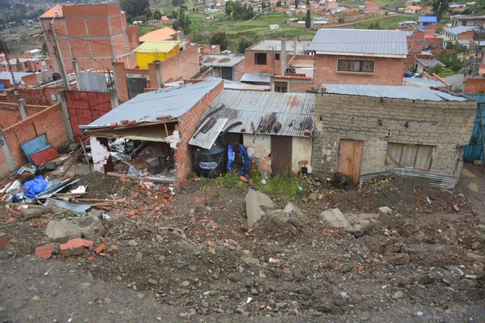 Un muro colapsó por las lluvias en Achocalla. Foto: APG