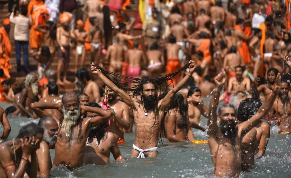 Participantes en el Kumbh Mela en el río Ganges en 2021. Foto: EFE