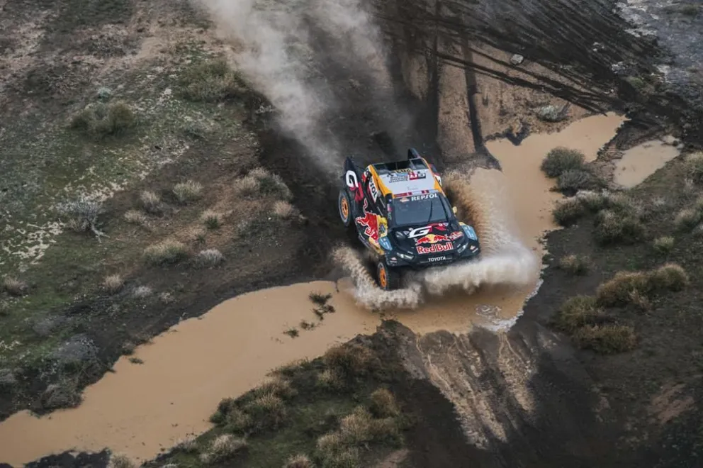 El brasileño Lucas Moraes pasa por un gran charco de agua. Foto: Rally Dakar.
