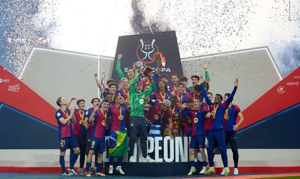 El plantel de Barcelona celebra con su trofeo de campeón. Foto: Real Federación Española de Fútbol.
