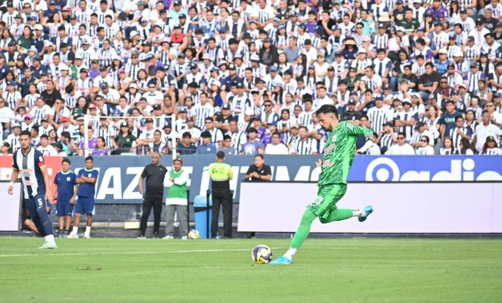 El arquero boliviano Guillermo Viscarra, refuerzo del Alianza Lima, le pega a la pelota en el partido frente a Emelec.