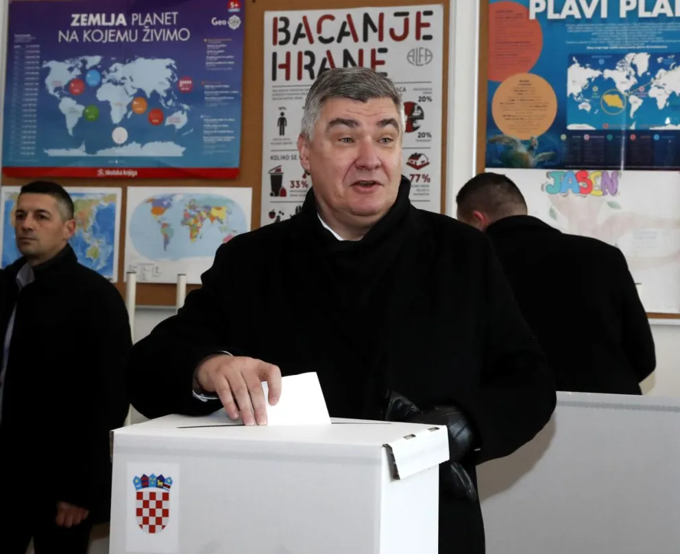 Milanovic vota durante la segunda vuelta de las elecciones presidenciales en Croacia. Foto: EFE