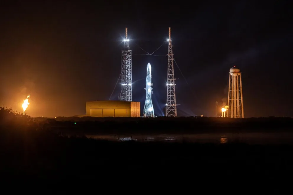 El cohete New Glenn de Blue Origin preparado para su lanzamiento inaugural en la Estación Espacial de Cabo Cañaveral. Foto: EFE