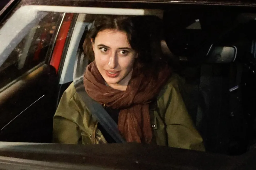 La periodista italiana Cecilia Sala observa desde el interior de un automóvil durante su regreso a su casa en Roma. Foto: EFE