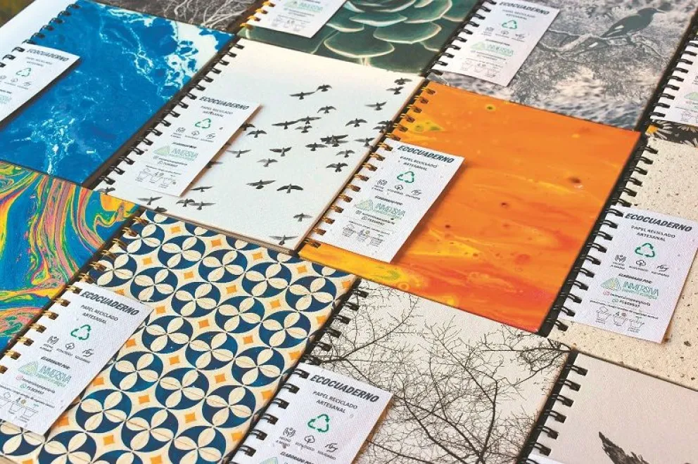 Una muestra de los cuadernos, producto del reciclado y del trabajo artesanal. Foto: Inmersiva