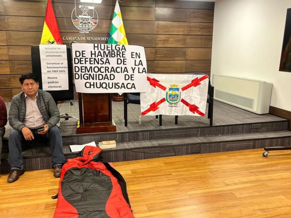 El senador Ticona al momento de instalar la huelga. Foto: Radio Global Sucre