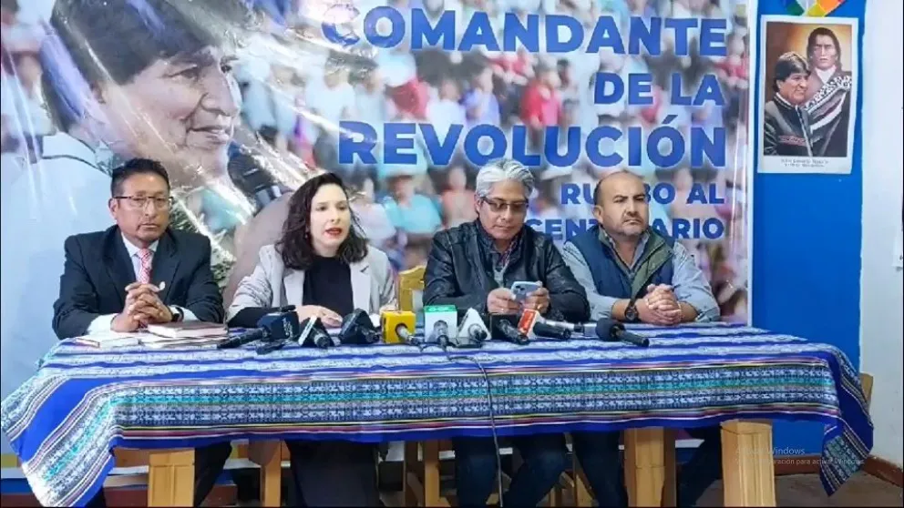 El equipo jurídico del MAS, hizo varios anuncios este domingo. Foto: Captura