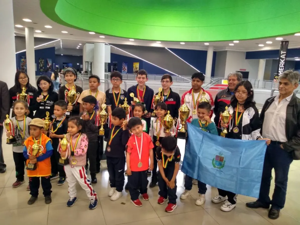 Los mejores de las distintas categorías. Foto: Federación Boliviana de Ajedrez.
