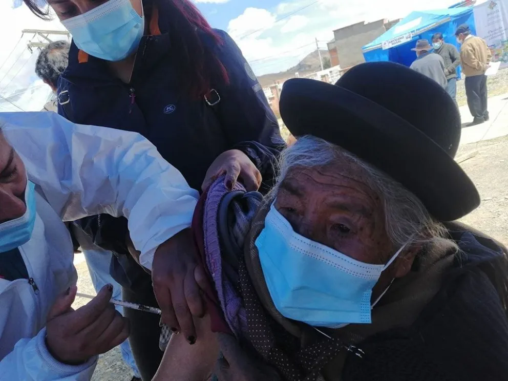 Los adultos mayores son parte de los grupos prioritarios para la vacuna.   Foto: Ministerio de Salud