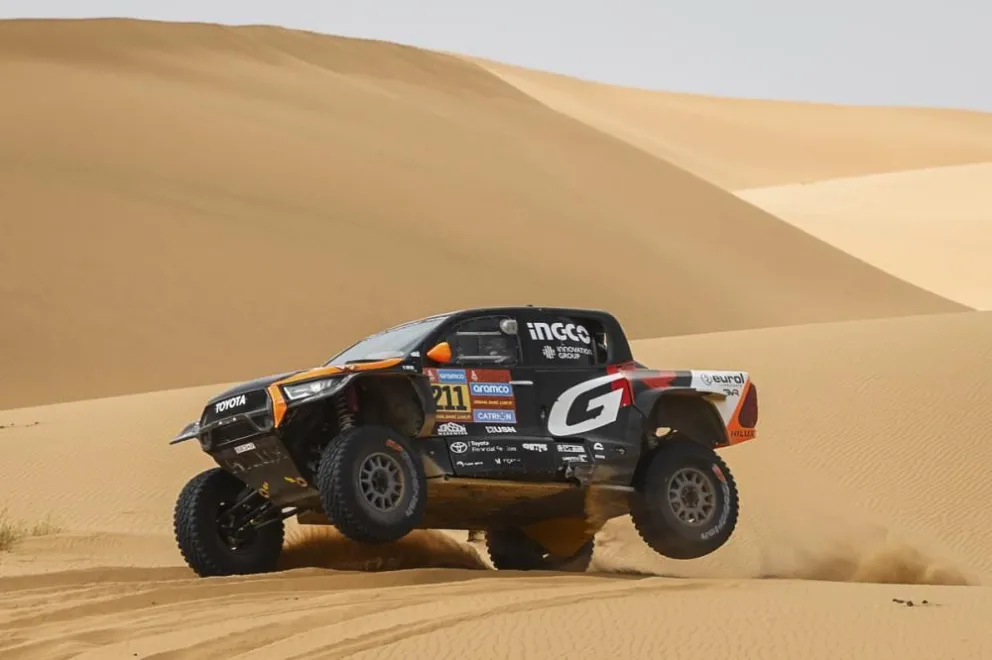 Lategan pasa por las arenas árabes en la competencia. Foto: Rally Dakar.