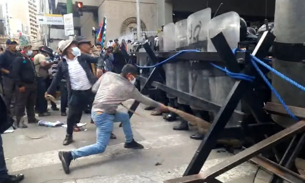 Los marchistas atacaron a la policía con látigos. Luego, la gasificación comenzó después de las 16:00. Foto: Captura de video 