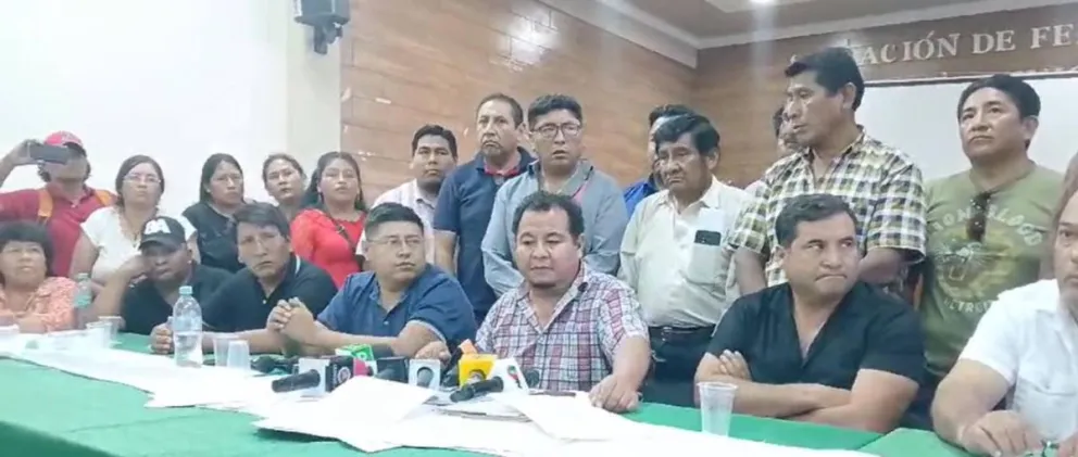 Los dirigentes que se reunieron esta jornada brindan conferencia de prensa. Foto: Unitel