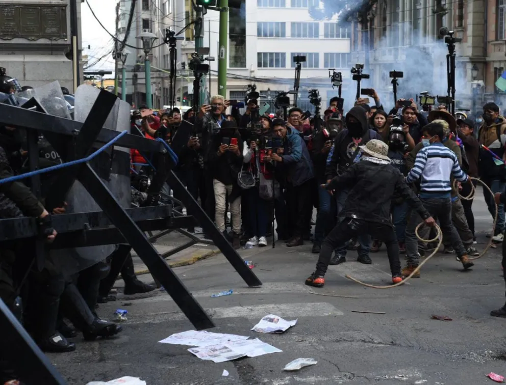 Marchistas atacan a los policías en la intersección de las calles Mercado y Ayacucho, en La Paz. Foto: ABI
