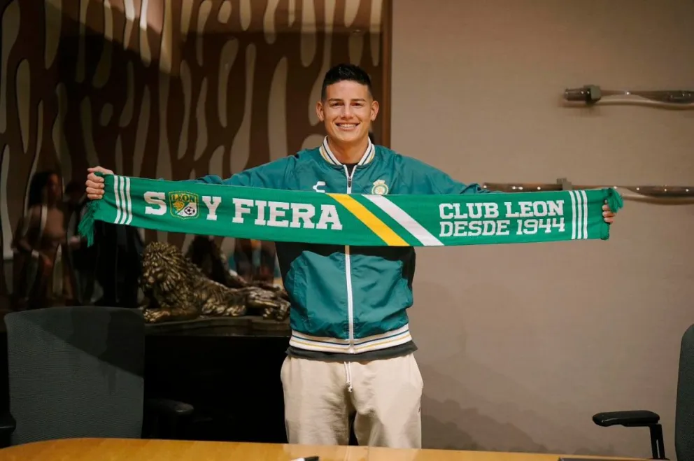 James Rodríguez con los colores de su nuevo club. Foto: León.