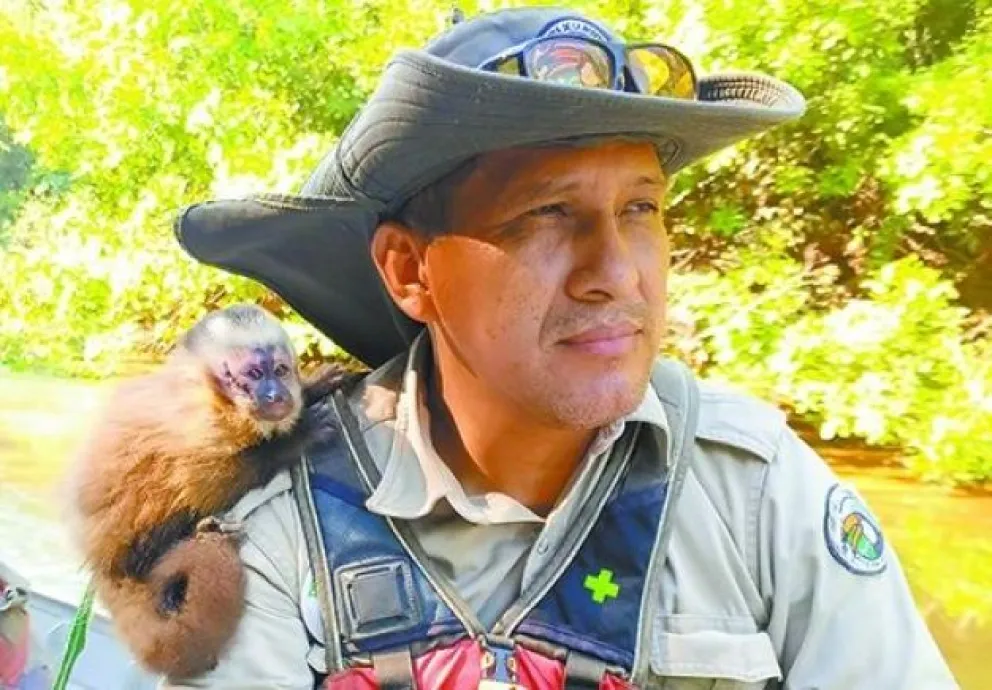 Marcos Uzquiano viaja cargando dos monos. FOTO:  Marcos Uzquiano