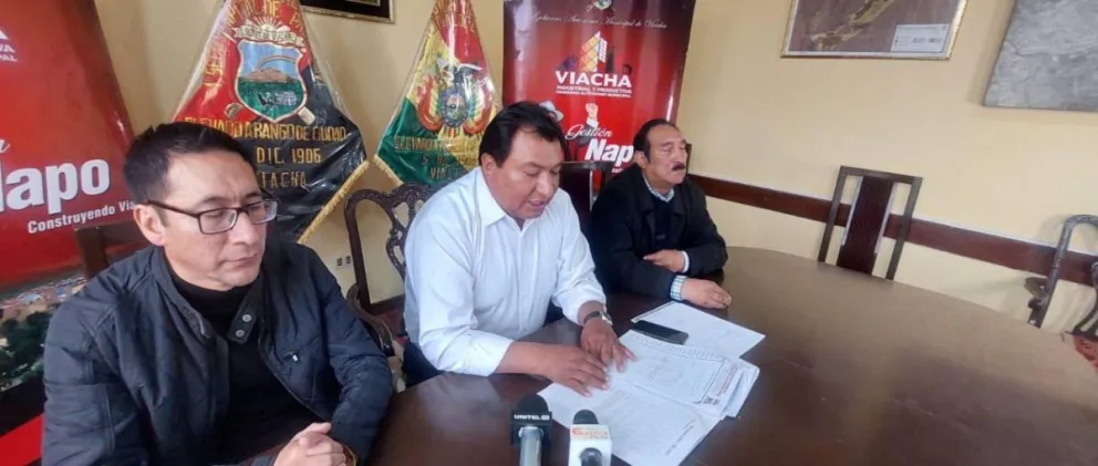 El alcalde de Viacha, Napoleón Yahuasi, (centro), en conferencia de prensa. Foto: Unitel