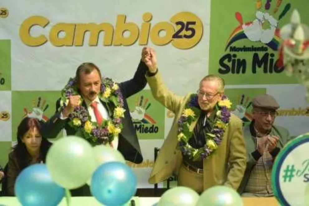 El exalcalde de La Paz, Juan Del Granado, y el rector de la Universidad Autónoma Gabriel René Moreno (UAGRM), Vicente Cuéllar. Foto: Unitel