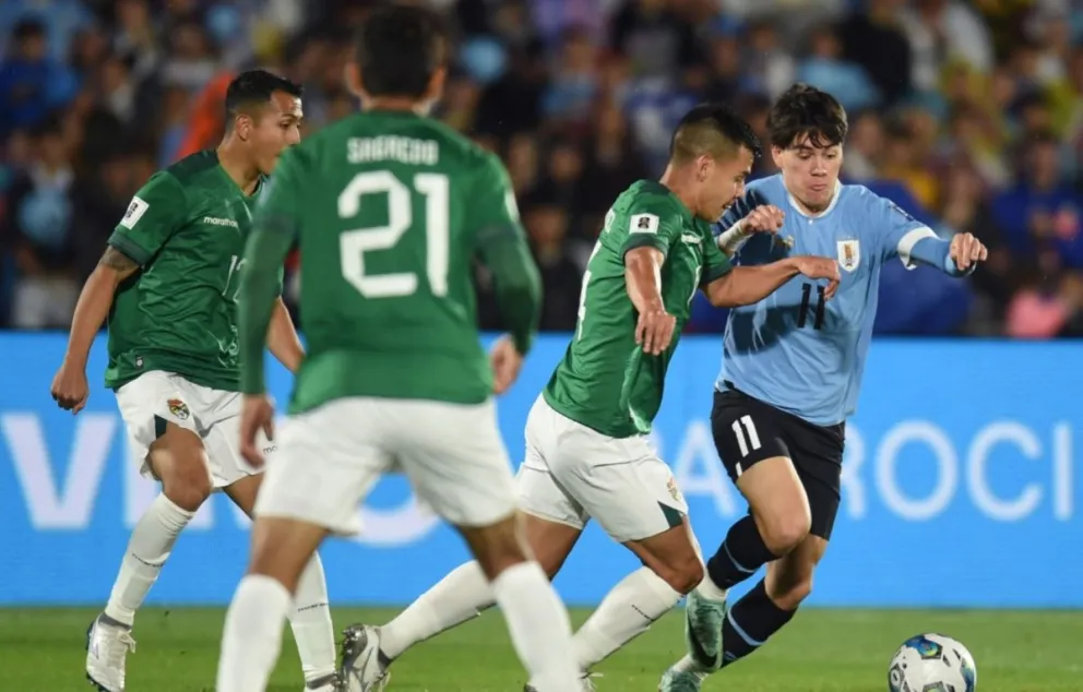 Una incidencia del partido de ida entre Uruguay y Bolivia. Foto: Archivo