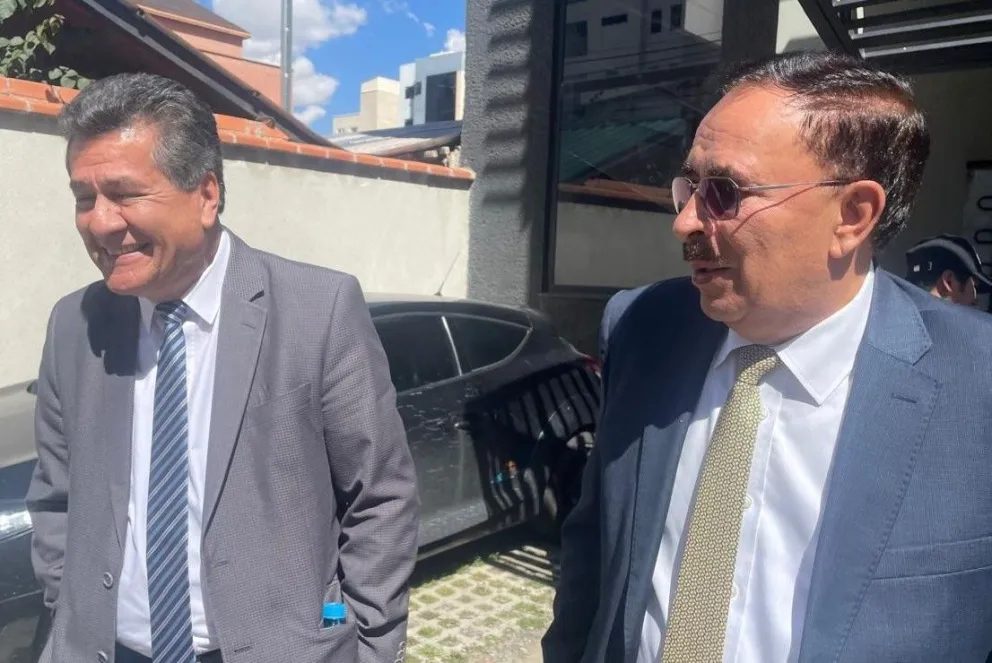 Pacheco (izq.) y Ascarrunz se retiran de la FBF luego de la reunión con Costa. Foto: Jorge Asturizaga.