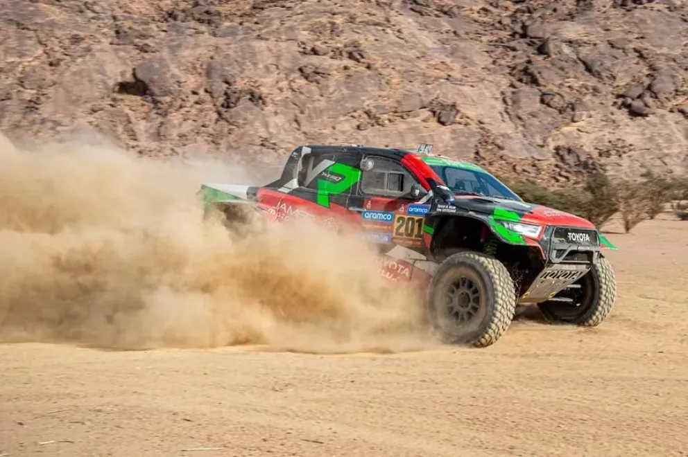 El piloto saudita Yazzed Al Rajhi en acción durante la competencia. Foto: EFE