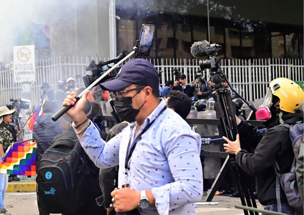 Reporteros cubren los incidentes registrados este lunes 13, en puertas de la Vicepresidencia. Foto: Franz Chávez / ANP